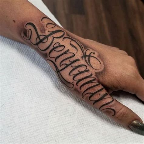 tatuajes de nombres en la mano